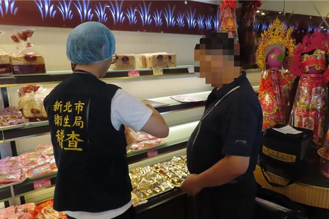 新北市衛生局抽驗142件中秋應景食品全數合格，圖為衛生局至烘焙業抽驗奶皇黃金酥。（新北市衛生局提供）