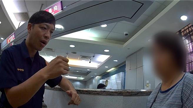 桃園八德52歲邱姓女子日前在大智路上銀行要匯款50萬元，經銀行行員發覺收款人帳戶有異，通報警方到場協助。發現是加入投資群組，該專員還教邱女要謊稱是借錢才不會被阻止，但仍被警方、行員識破，保住50萬辛苦錢。（翻攝照片）