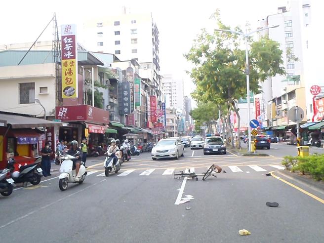 脚踏车与机车出车祸，江男3日凌晨不治。（翻摄照片／洪靖宜高雄传真）