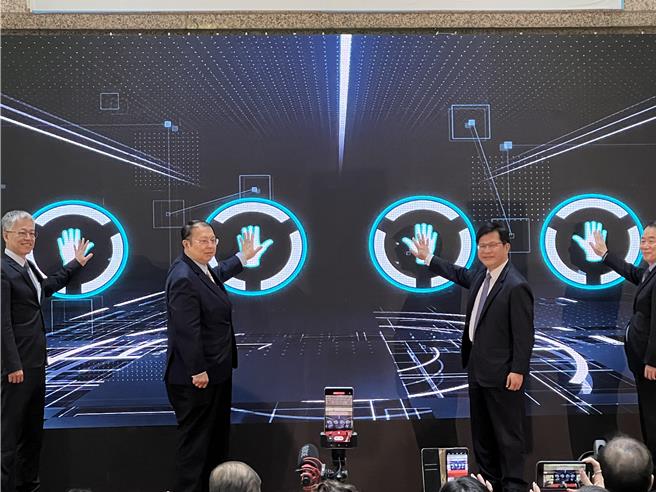 外交部領事事務局「有條件式線上申換護照」試辦今天上路。（蔡宗穎攝）