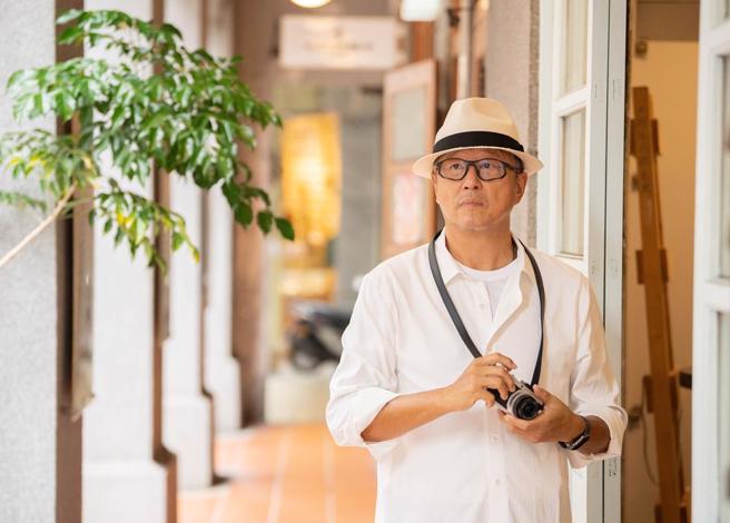 王伟忠与报时光合作推出《2025老派社会观察历Ｘ王伟忠》，与读者一同观察社会。（金星文创提供）