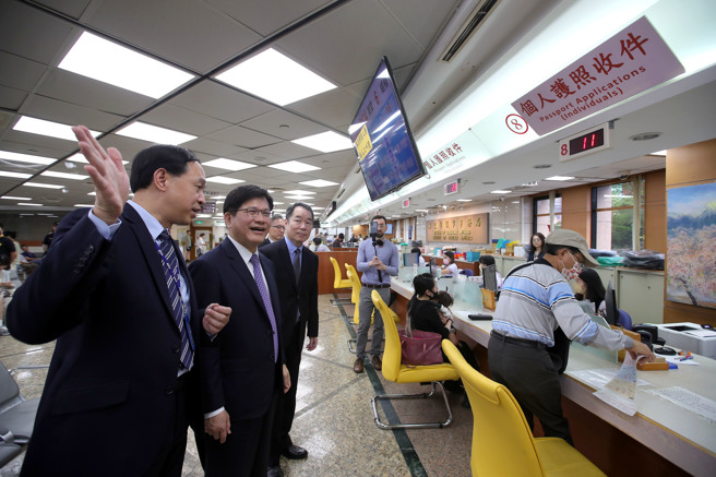 外交部試辦「有條件式線上申換護照」3日啟用，外交部長林佳龍（左二）與領事事務局長何震寰（左三）一同宣布新措施上路，未來民眾只要符合護照逾期、10年內未有遺失紀錄、未涉各類加簽案、身處境內、戶籍資料未變更等5條件，即可透過自然人憑證在家上網申換，護照製妥後再由當事人親領以確認人別。林佳龍在記者會結束後，前往領事事務局視察民眾辦理護照的情形，並向民眾宣導新措施。（黃世麒攝）