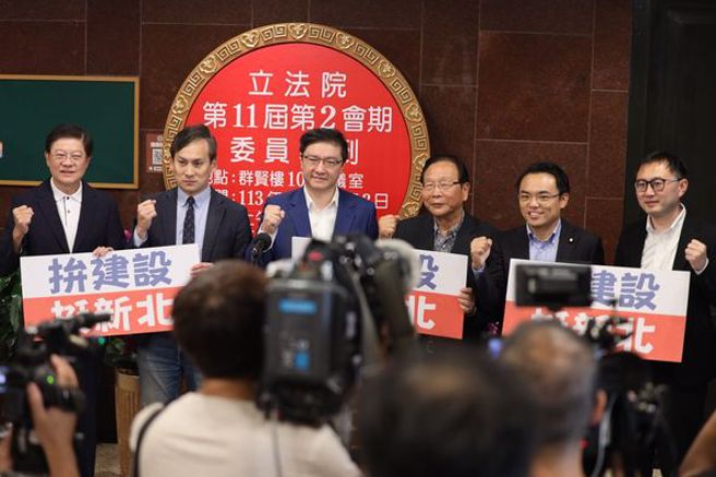 立院開議，新北6藍委相約報到，展現團結氣勢。圖/截自洪孟楷臉書

