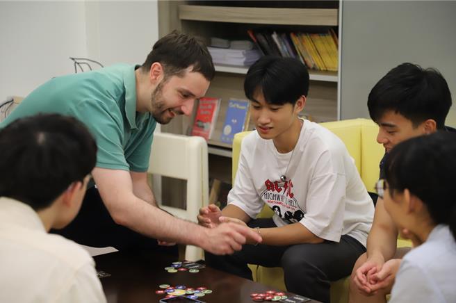 台科大分析近10年在校学生的跨域选择，英文与程式语言科系最热门，管理相关科系也是受欢迎的领域。（图／台科大）