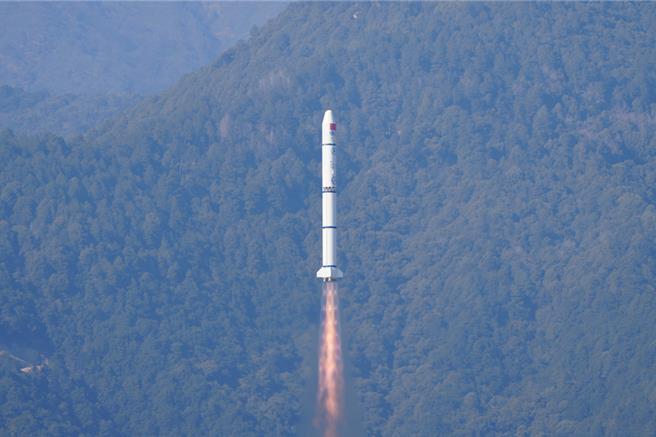 大陸執行運載火箭搭載衛星發射任務示意圖。（中新社）