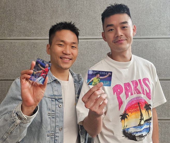 李洋（左）、王齐麟展示最新悠游卡实体照。（取自李洋脸书粉专）