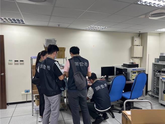 新竹地檢署指揮調查局4個調查處站搜索非法來台挖角的陸資企業。（新竹地檢署提供／邱立雅竹縣傳真）