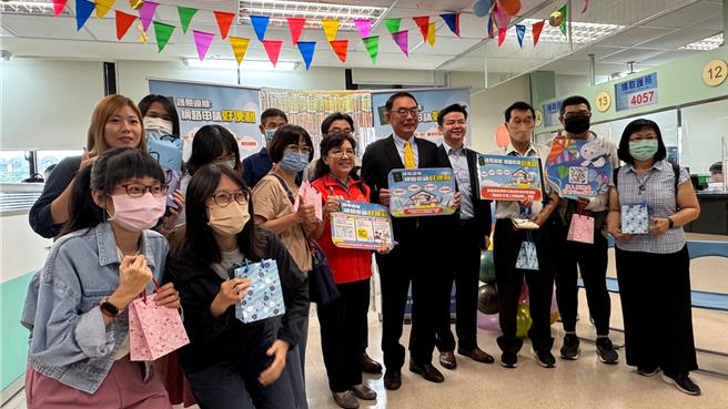 外交部今（3）日起开放「有条件式线上申换护照」试办，希望有效纾缓现场申办潮。（柯宗纬摄）