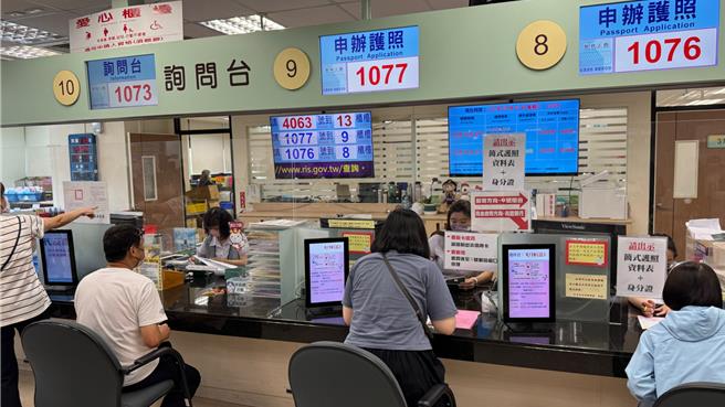 疫后国人疯出国，申办护照人潮踊跃。（柯宗纬摄）