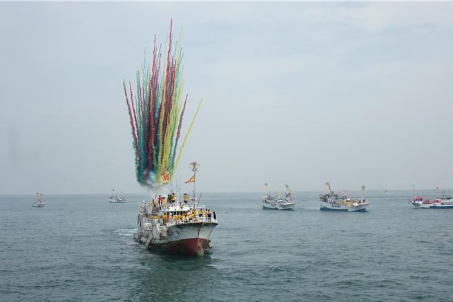 小琉球迎王，上午进行逡港脚。（罗琦文摄）