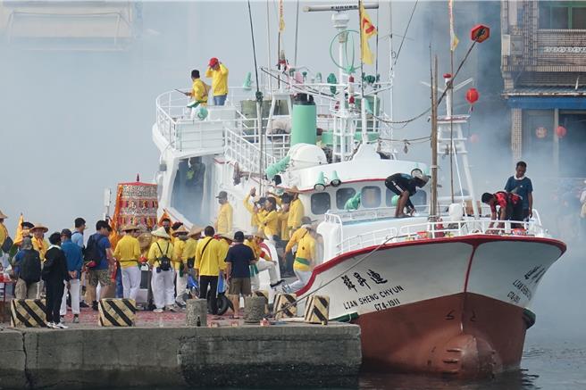 神轿登上渔船。（罗琦文摄）