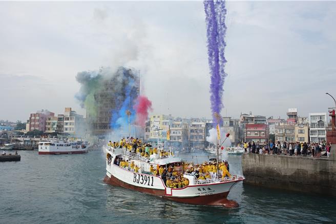 近50艘载着王爷及观音妈祖神轿的大小渔船逡港脚。（罗琦文摄）