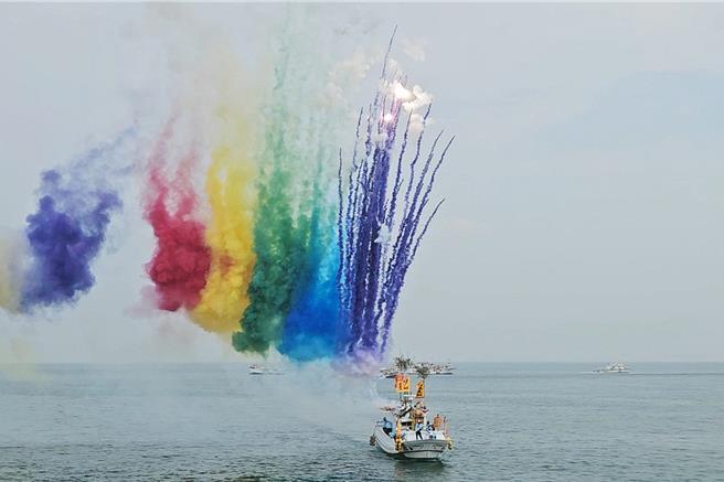 小琉球渔船逡港脚，进出港时发射五彩烟幕。（罗琦文摄）