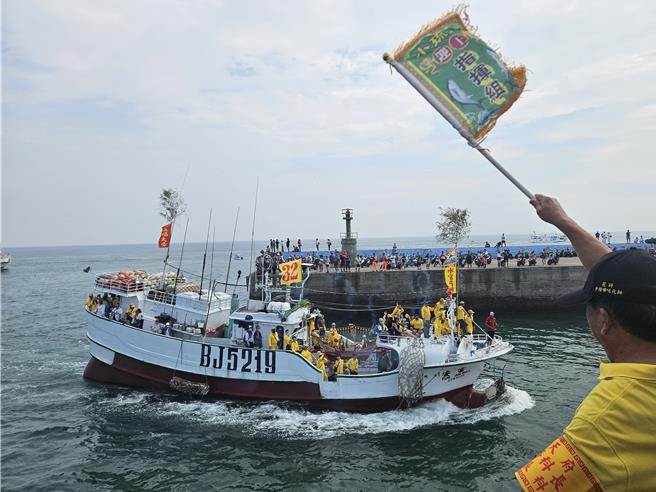 渔船遶岛一周后回港。（罗琦文摄）