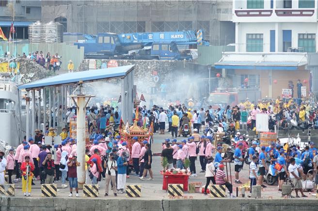 小琉球迎王逡港脚，港内热闹滚滚。（罗琦文摄）