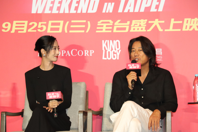 桂纶镁(左)与姜成镐(右)合影。(摄/刘安婕)