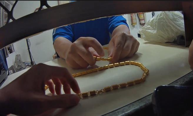 陈男8月中旬持镀金项炼到员林一家当铺，以假黄金典当成功骗走当舖10多万元，自以为神不知鬼不觉，日前再度持假黄金到员林另一家当舖典当，被业者识破报警逮人。（民眾提供／叶静美彰化传真）