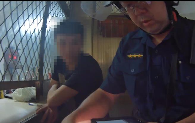 陈男8月中旬持镀金项炼到员林一家当铺，以假黄金典当成功骗走当舖10多万元，自以为神不知鬼不觉，日前再度持假黄金到员林另一家当舖典当，被业者识破报警逮人。（民眾提供／叶静美彰化传真）