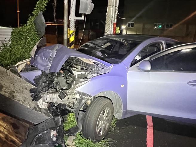 陈男驾驶悬挂他车车牌的修车厂代步车，并因无照驾驶心虚，遇警拦检时拒检逃窜而自撞。（警方提供／孙英哲彰化传真）