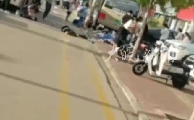 山東省泰安市東平縣佛山中學附近路上3日上午7點多發生一起交通事故。一輛接送學生的公車失控衝進路邊正在上學的學生人群中，至少造成路邊家長與學生共24人死傷；其中11人死亡（家長6人、學生5人）、1人傷重。（摘自大皖新聞畫面截圖）