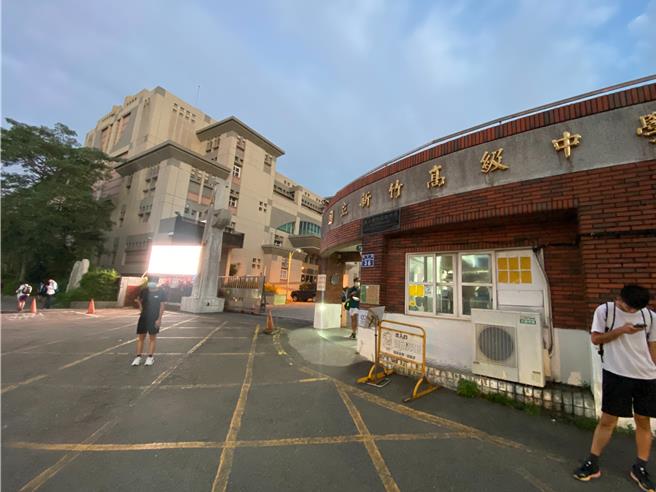 由於竹竹苗高中入學會考比序採三級分制，陽明交大科技法律學院特聘教授林志潔3日表示，可能因為1題之差，落到讀遙遠的學校，或被迫在家裡附近，選擇與自己志趣不合的學校就讀。圖為竹竹苗的明星高中新竹中學。（陳育賢攝）
