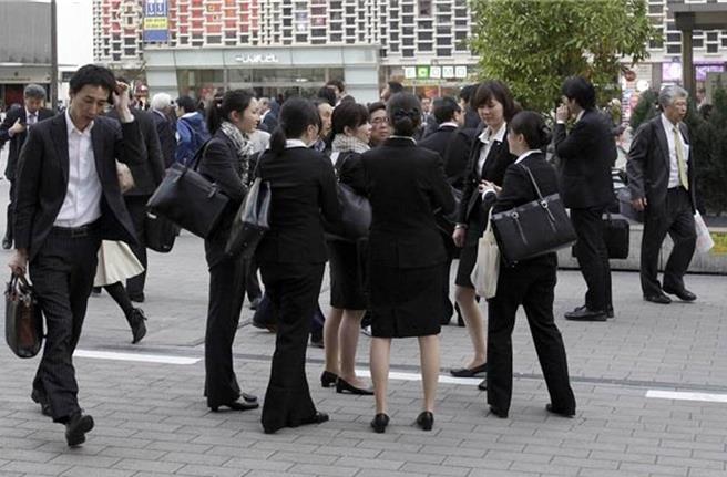 日本女性工資僅為男性工資的七到八成。(圖／美聯社)