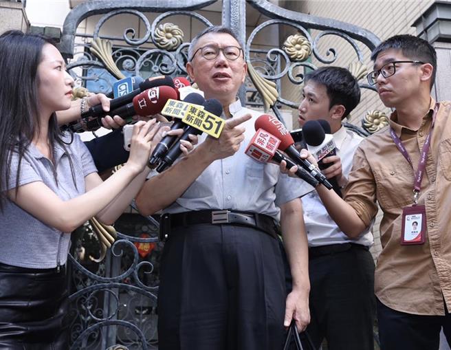 前台北市长、民眾党主席柯文哲声称，今年3、4月才知京华城容积840％，引发朝野议员质疑，前北市都委会委员曾光宗也发文说，政治人物不应以「不知道」一语带过。（陈俊吉摄）