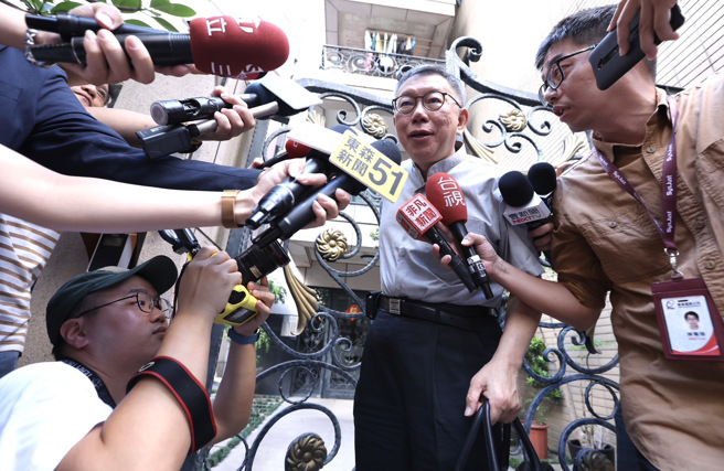 民眾党主席柯文哲（见图）因涉入京华城案遭声押，台北地方法院裁定无保请回，3日一早出门受访，再度强调自己坦荡荡，呼吁检调不要成为民进党的机器。（陈俊吉摄）