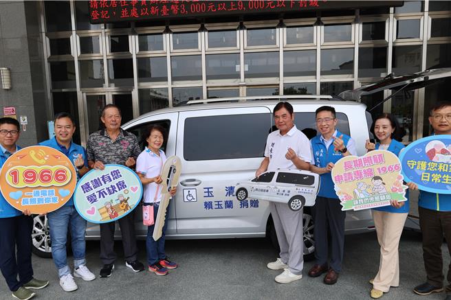 苗栗县苗栗市玉清里里长赖玉兰捐助一部多功能厢型接送车给苗栗县政府。（谢明俊摄）