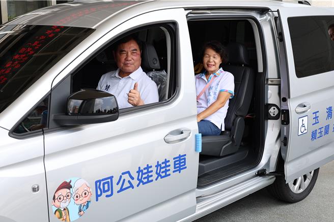 苗栗县苗栗市玉清里里长赖玉兰捐助一部多功能厢型接送车给苗栗县政府，苗栗县长锺东锦与赖玉兰欢喜启用接送车。（谢明俊摄）