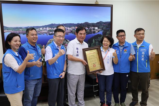 苗栗县苗栗市玉清里里长赖玉兰捐助一部多功能厢型接送车给苗栗县政府，苗栗县长锺东锦颁赠感谢状给赖玉兰。（谢明俊摄）