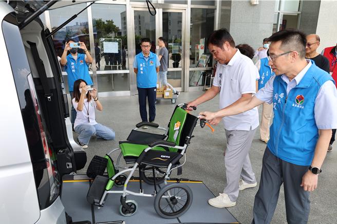 苗栗县苗栗市玉清里里长赖玉兰捐助一部多功能厢型接送车给苗栗县政府，苗栗县长锺东锦亲自体验操作轮椅进出。（谢明俊摄）