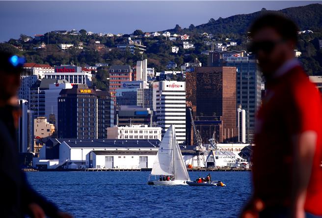 纽西兰政府表示，从10月1日起，将国际游客及「保护和旅游」费用从35纽币（新台币约695元）提高到100纽币（新台币约1986元）。（路透社）