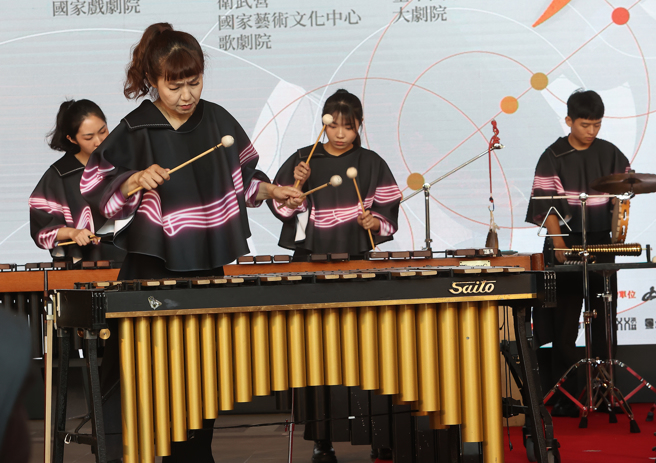 Ai文件银行艺文飨宴－2024朱宗庆打击乐团击乐剧场《六部曲》，即将于10月3日在台北国家戏剧院首演，并且巡迴台中国家歌剧院大剧院、高雄卫武营歌剧院共10场。朱宗庆打击乐团的团员们将以六首特色各异、技巧高超的打击乐曲，配合精准的灯光、影像、舞台与服装设计等剧场元素，为观眾带来击乐艺术的感官飨宴。在宣告记者会上，团员们表演精彩片段。（刘宗龙摄）