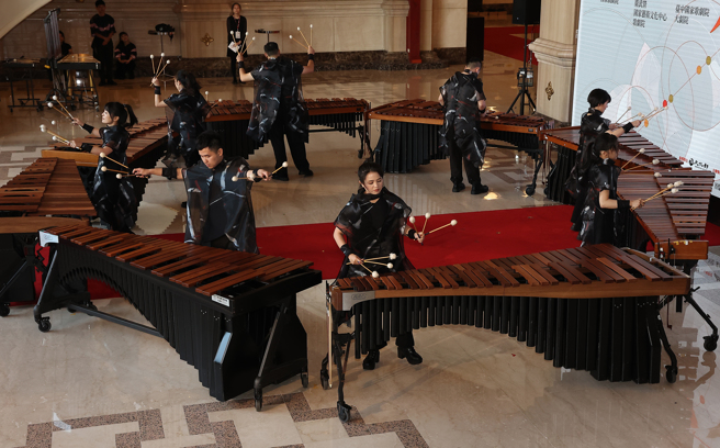 Ai文件银行艺文飨宴－2024朱宗庆打击乐团击乐剧场《六部曲》，即将于10月3日在台北国家戏剧院首演，并且巡迴台中国家歌剧院大剧院、高雄卫武营歌剧院共10场。朱宗庆打击乐团的团员们将以六首特色各异、技巧高超的打击乐曲，配合精准的灯光、影像、舞台与服装设计等剧场元素，为观眾带来击乐艺术的感官飨宴。在宣告记者会上，团员们表演精彩片段。（刘宗龙摄）