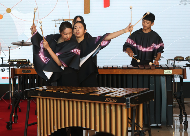 Ai文件银行艺文飨宴－2024朱宗庆打击乐团击乐剧场《六部曲》，即将于10月3日在台北国家戏剧院首演，并且巡迴台中国家歌剧院大剧院、高雄卫武营歌剧院共10场。朱宗庆打击乐团的团员们将以六首特色各异、技巧高超的打击乐曲，配合精准的灯光、影像、舞台与服装设计等剧场元素，为观眾带来击乐艺术的感官飨宴。在宣告记者会上，团员们表演精彩片段。（刘宗龙摄）