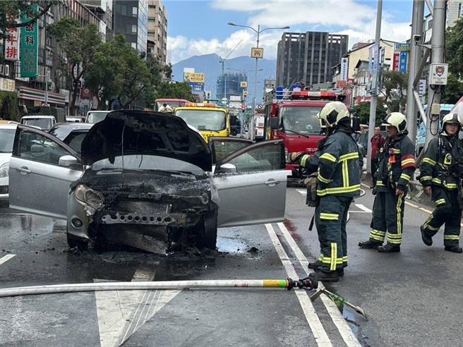 北市重慶北路3日中午發生火燒車。（翻攝畫面）