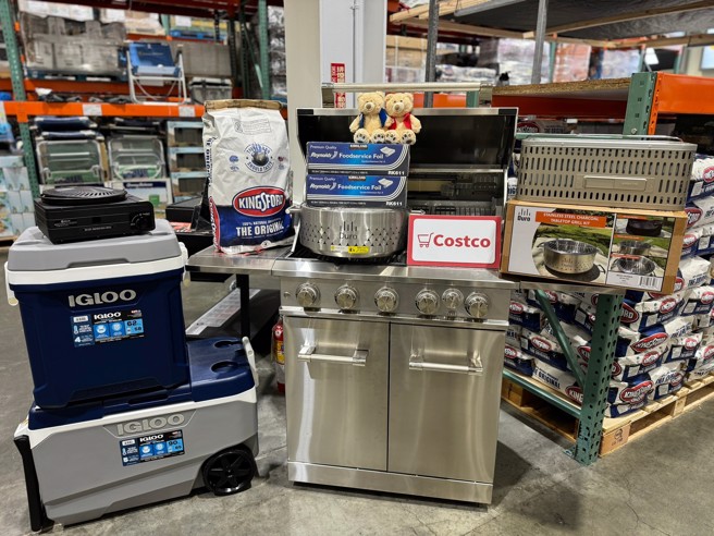 民眾对烤肉越来越讲究，器材及设备也渐趋专业、高檔。（好市多提供）