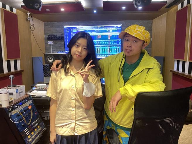 彈頭（右）邀女兒在新歌〈台南碗粿〉獻聲。(美秀創意提供)