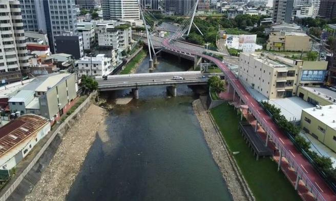 桃园市于2019年率先全国实施「河川区容积移转实施计画」，至今为市库节省下约7.8亿元徵收费。(水务局提供／蔡依珍桃园传真)
