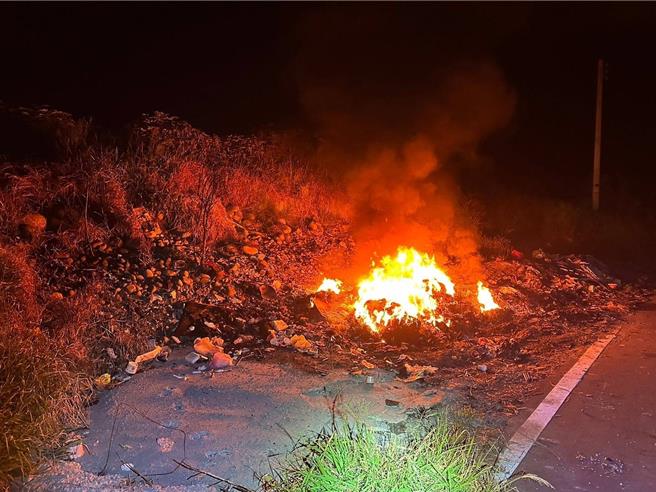 通霄警分局苑裡所員警日前巡邏時，發現苑裡鎮房裡溪畔空地遭人棄置垃圾並露天焚燒。（讀者提供／謝明俊苗栗傳真）