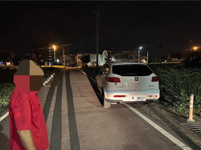 通霄警分局苑裡所員警日前巡邏時，發現苑裡鎮房裡溪畔空地遭人棄置垃圾並露天焚燒，警方在附近查獲涉案的鄭姓男子人車。（讀者提供／謝明俊苗栗傳真）