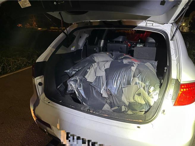 通霄警分局苑裡所員警日前巡邏時，發現苑裡鎮房裡溪畔空地遭人棄置垃圾並露天焚燒，警方在附近查獲涉案的鄭姓男子人車，車上並有大量事業廢棄物。（讀者提供／謝明俊苗栗傳真）