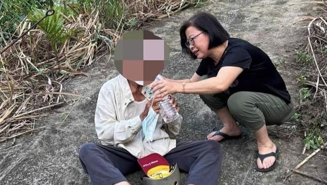 永興村長許傳福等人在一處檳榔園尋獲癱坐地上的老翁，所幸地主「小英姐姐」早一步拿礦泉水給老翁解渴。（民眾提供／楊靜茹南投傳真）