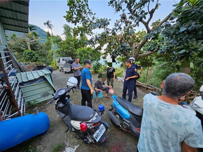 彰化縣92歲老翁2日騎機車外出卻失聯，警民合作在南投縣水里鄉永興山區一處檳榔園尋獲走失老翁。（民眾提供／楊靜茹南投傳真）