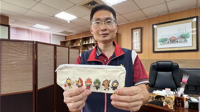 台南市六甲區長陳啓榮擅長寫詩、寫詞，5年多來帶領公所推展地方文創，今年特別製作文創筆袋送給每位小一新生。（張毓翎攝）
