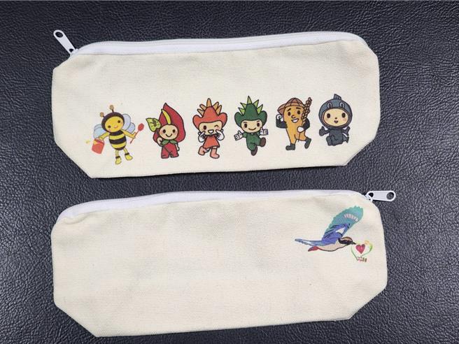 筆袋涵蓋了六甲區公仔藝術吉祥物，背面還設計有六甲區特有的夏季候鳥八色鳥。（六甲區公所提供／張毓翎台南傳真）