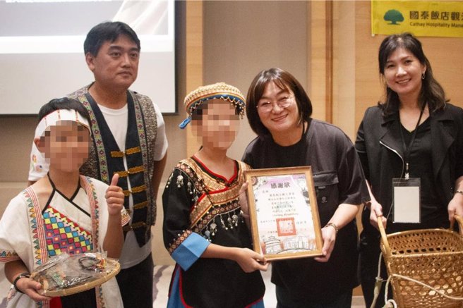 图为国泰饭店观光事业-企业永续委员会总干事张惠美与巴楠花部落中小学校长张新荣。（国泰饭店观光事业提供）