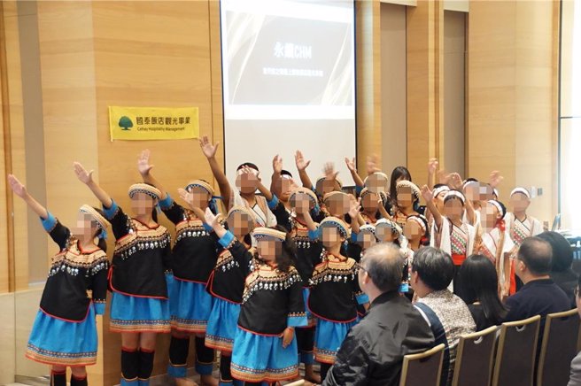 巴楠花部落中小学孩童演出古调。（国泰饭店观光事业提供）