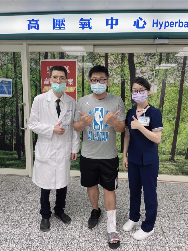 田姓骨折病人（中）经高压氧治疗后，缩短住院日期、復原佳，开心与高压中心人员合影。（部立苗栗医院提供／谢明俊苗栗传真）